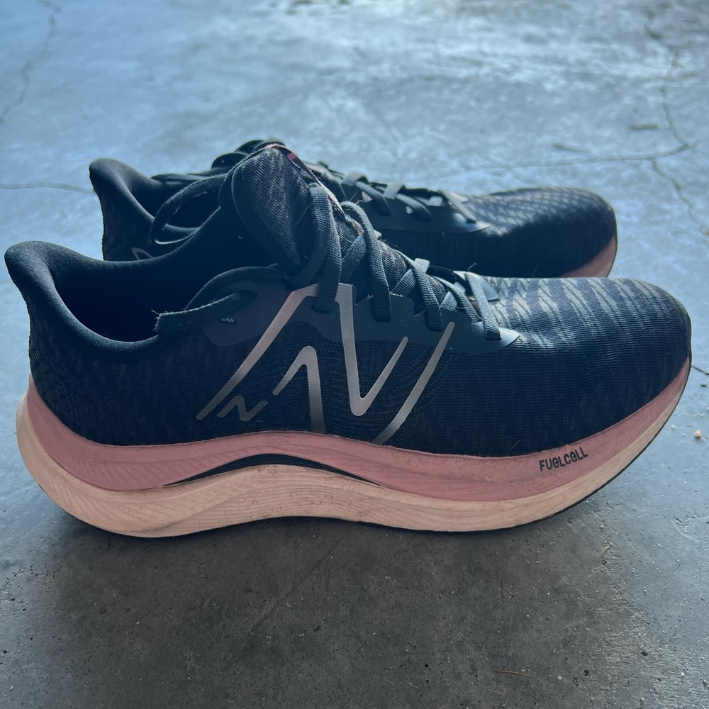 New Balance Fuel Cell. Sz 9.5